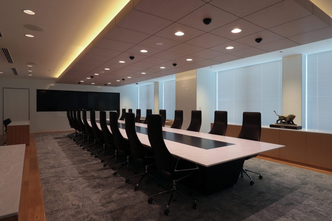 三菱マテリアル　本社オフィス：ラウンジ利用時／色温度を落として、ゆったりとしたイメージ